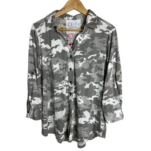 Caite Anthropologie Camo Top with Embroidered Flowers Size Medium - Picture 3 of 9